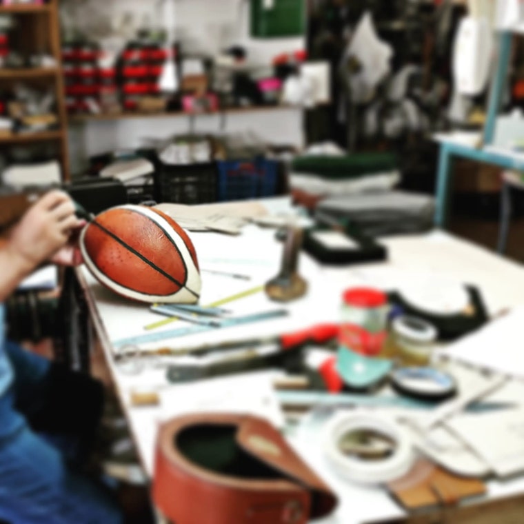 Trabajo manual en el taller: confección de un bolso a partir de un balón naranja