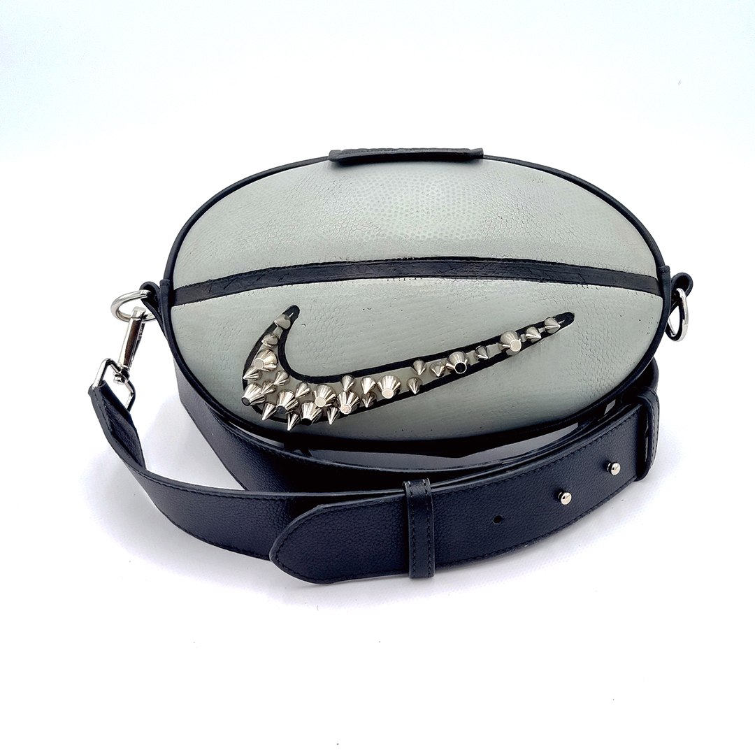 Crossbody Nike Rock, modelo C001, fotografiado sobre fondo blanco