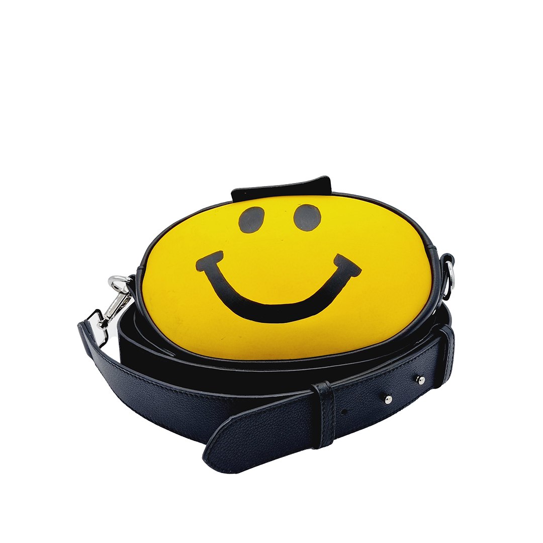 Crossbody Smiley, modelo C002, fotografiado sobre fondo blanco