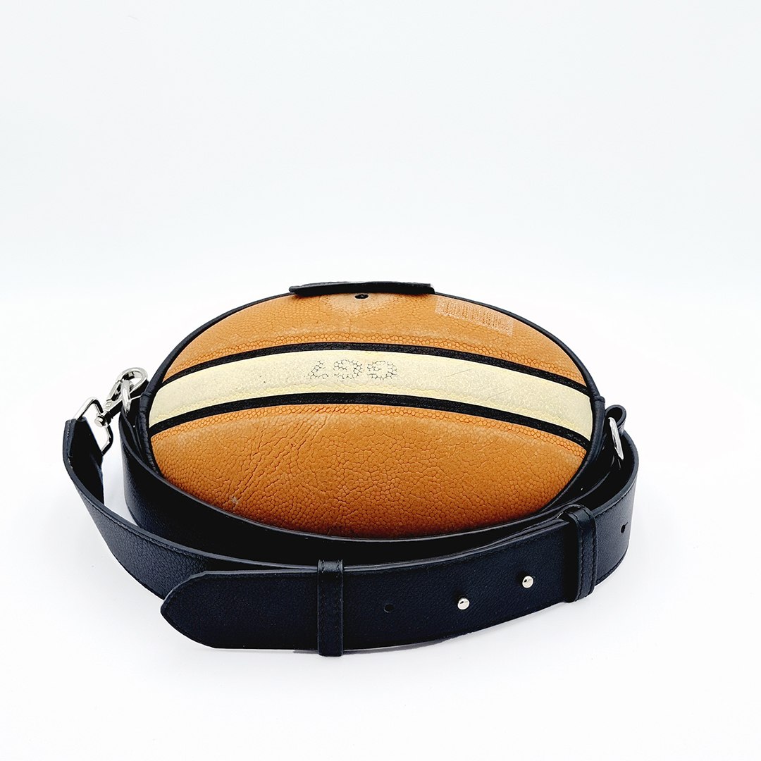 Crossbody Naranja / Crema GG7, modelo C003, fotografiado sobre fondo blanco