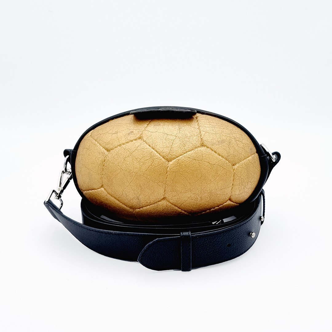 Crossbody Fútbol dorado, modelo C004, fotografiado sobre fondo blanco