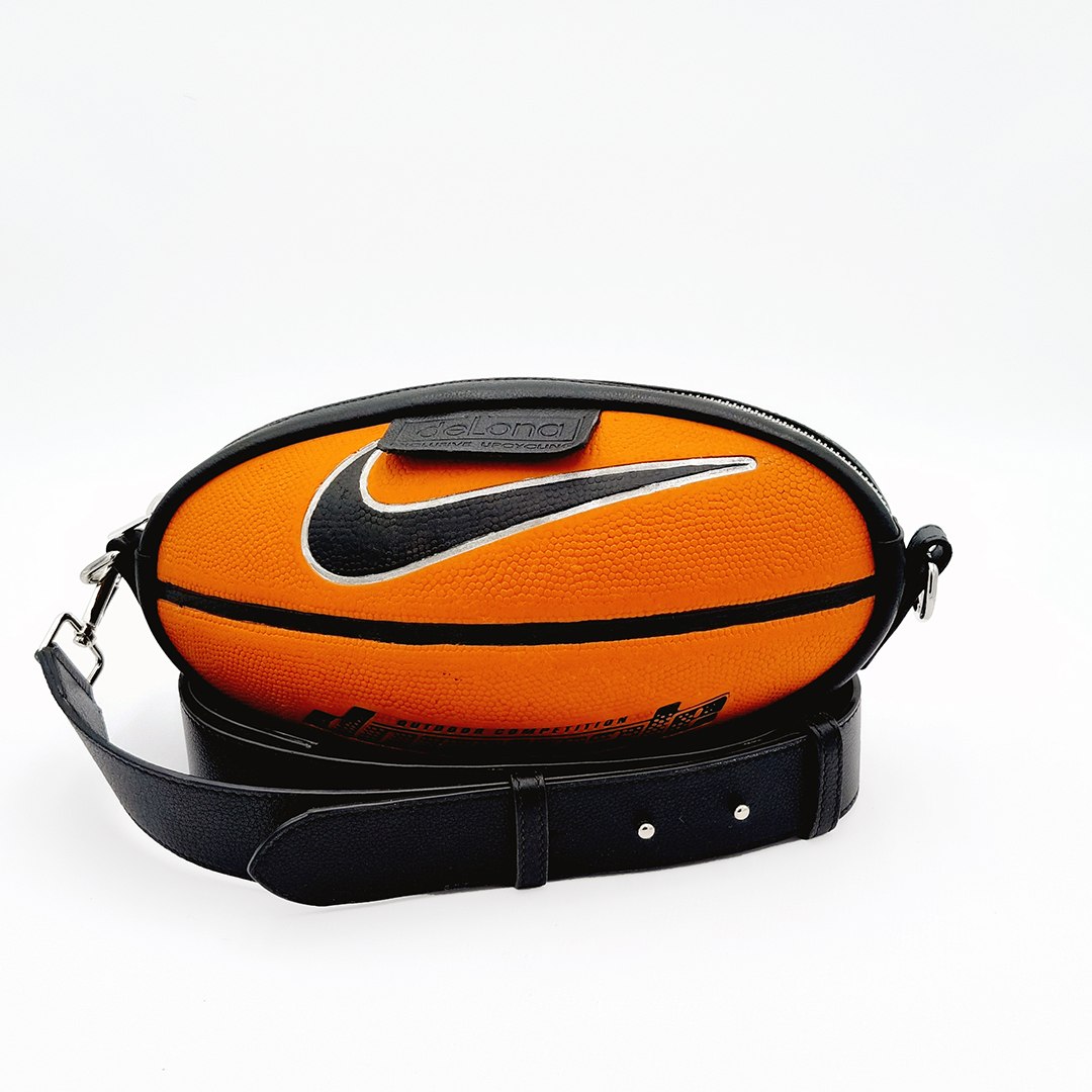 Crossbody Naranja Nike, modelo C006, fotografiado sobre fondo blanco