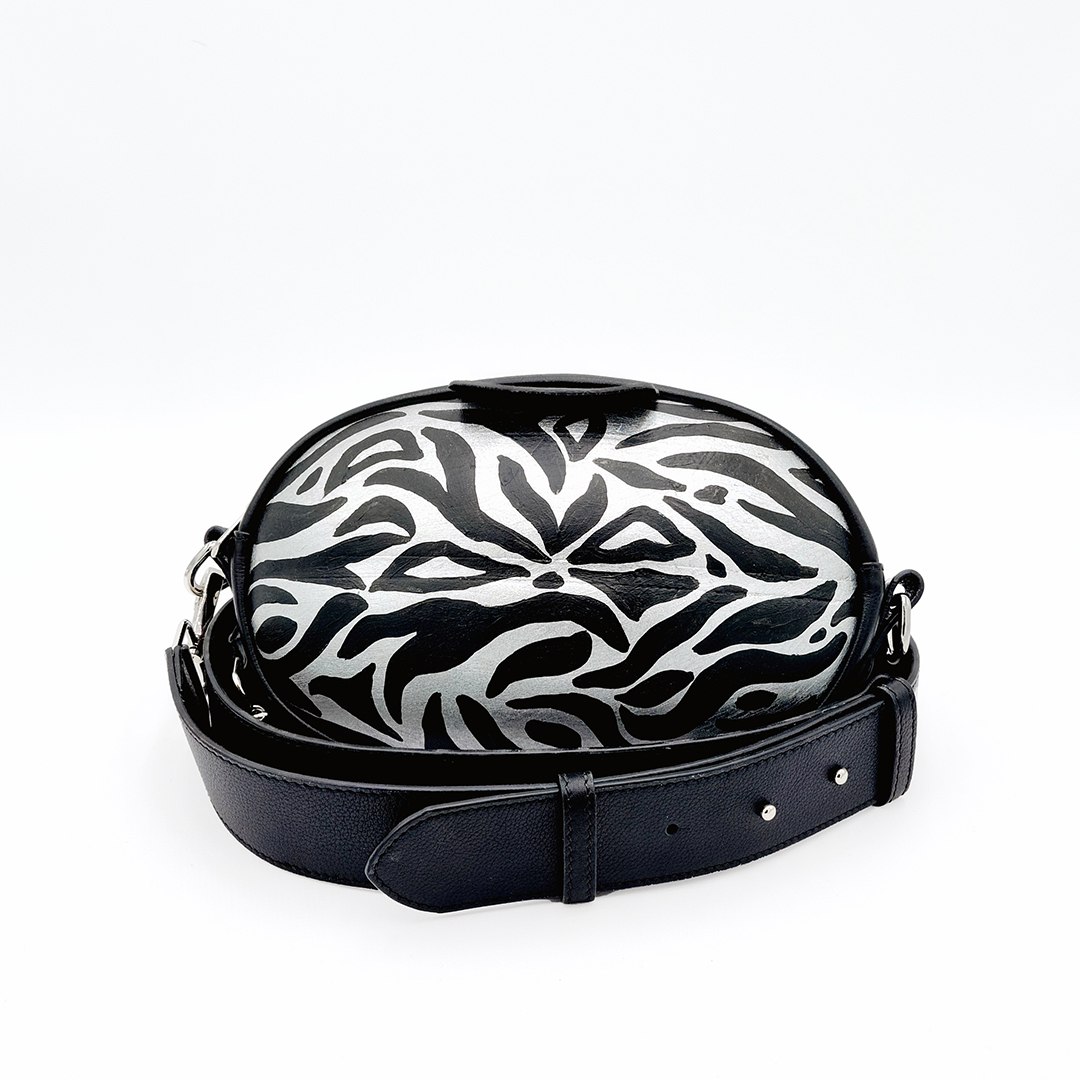 Crossbody Plateado / Negro, modelo C007, fotografiado sobre fondo blanco