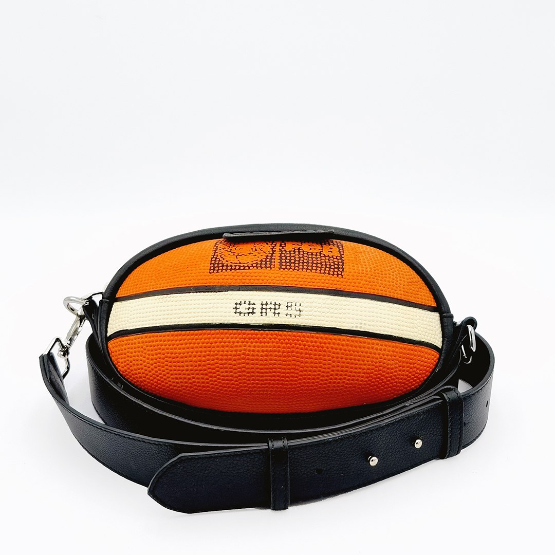Crossbody Naranja / Crema GR5, modelo C009, fotografiado sobre fondo blanco