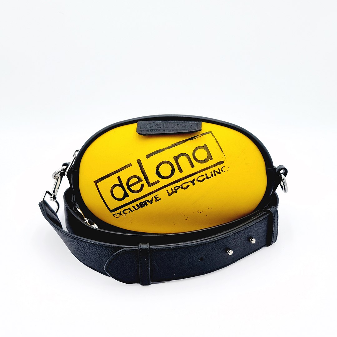 Crossbody Amarillo deLona, modelo C011, fotografiado sobre fondo blanco