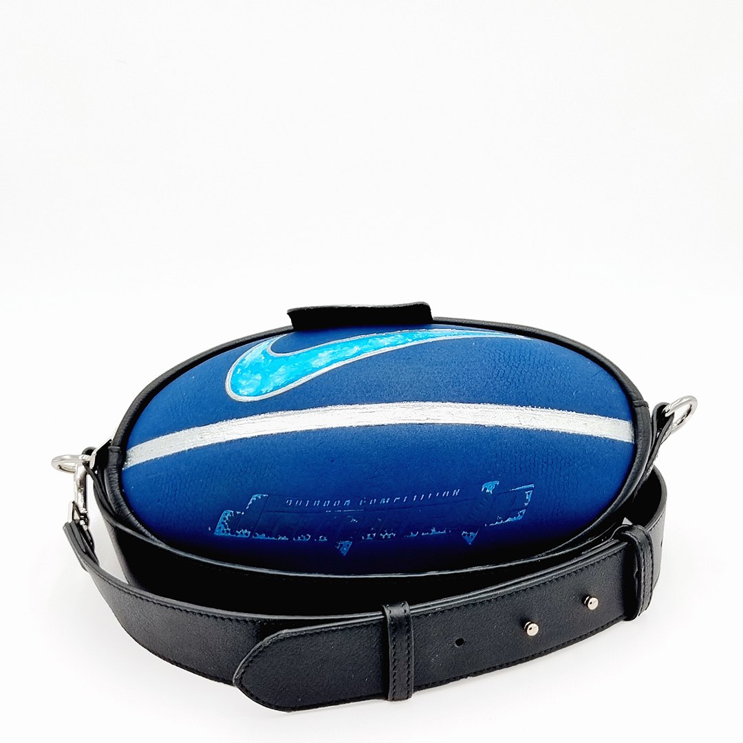 Crossbody Azul Nike, modelo C012, fotografiado sobre fondo blanco