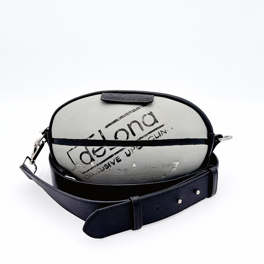 Crossbody Gris deLona, modelo C013, fotografiado sobre fondo blanco