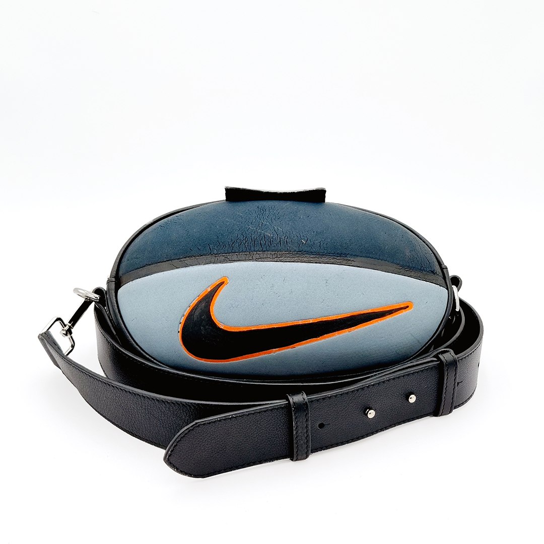Crossbody Gris / Azul Nike, modelo C014, fotografiado sobre fondo blanco