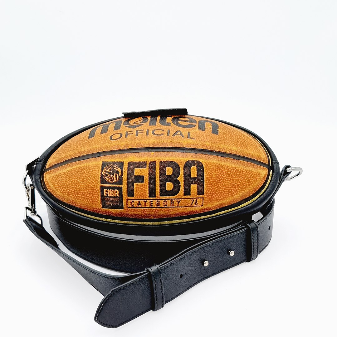 Crossbody Naranja FIBA, modelo C015, fotografiado sobre fondo blanco