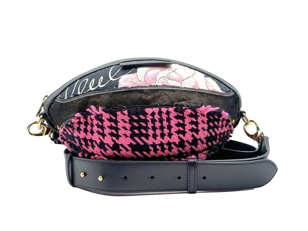 Bolso BallToBag negro / rosa: Tejido rosa y negro, correa negra y detalles dorados.