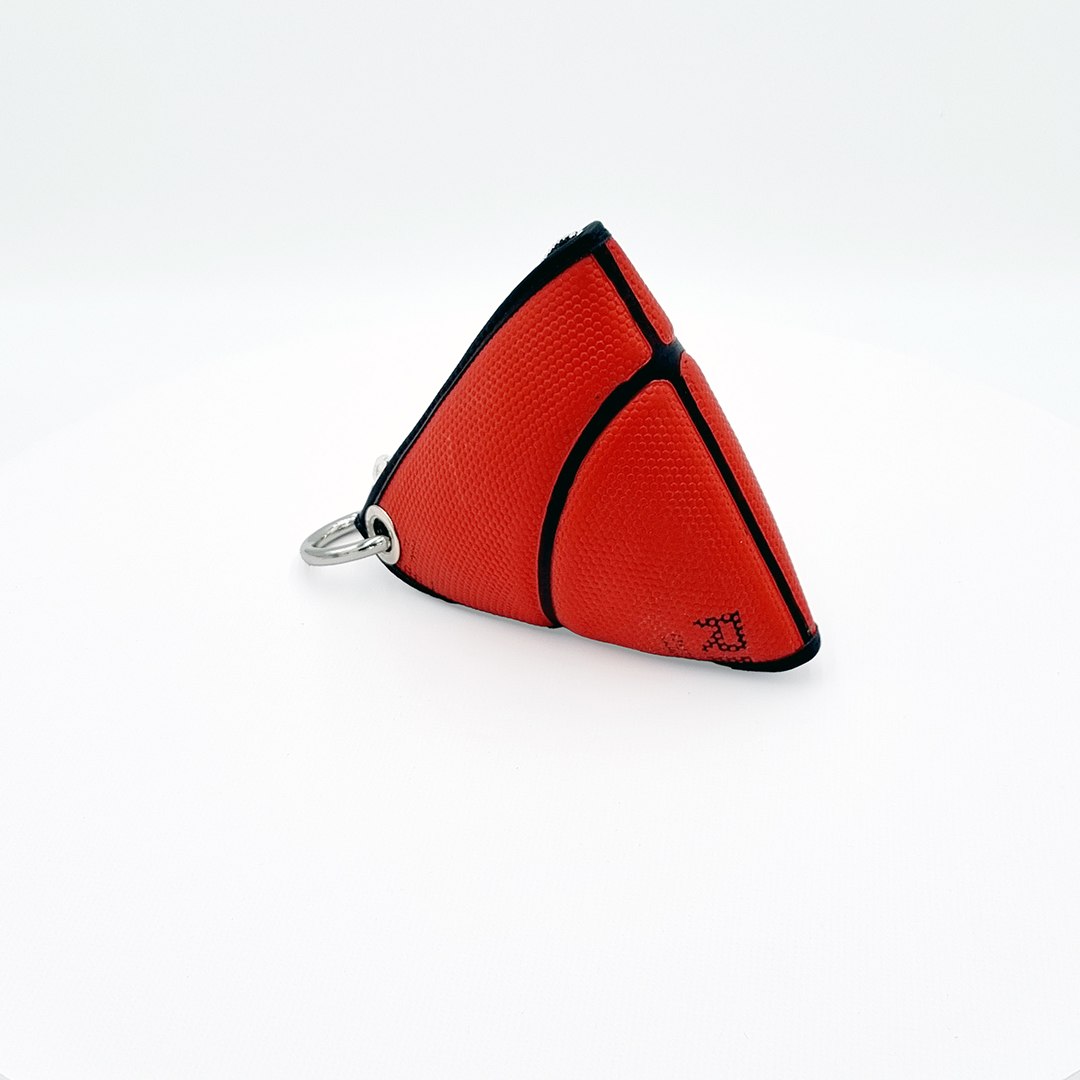 Mini Rojo, modelo M001, fotografiado sobre fondo blanco