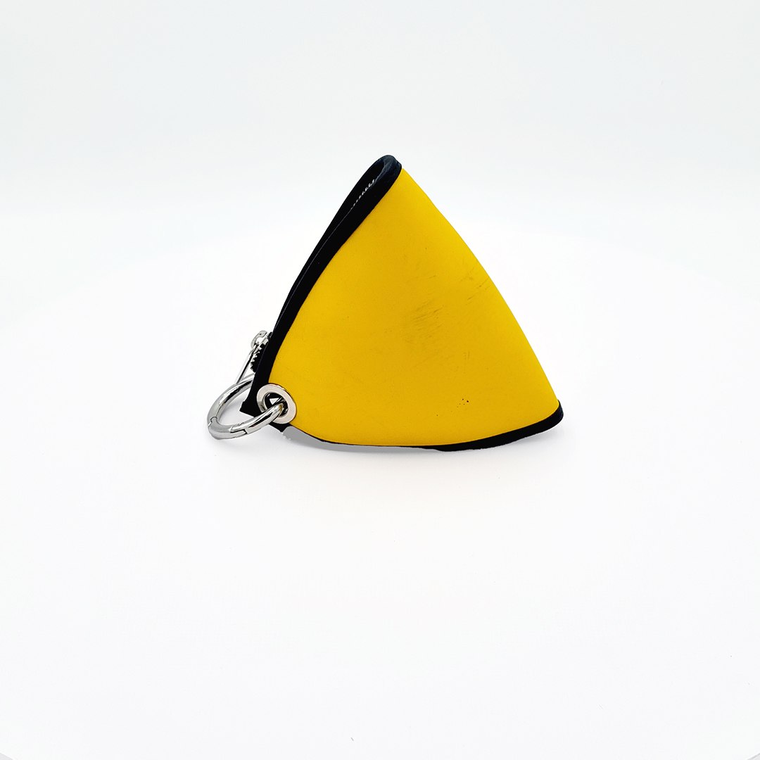 Mini Amarillo, modelo M002, fotografiado sobre fondo blanco