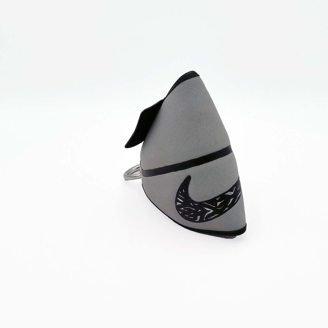 Mini Gris / Negro Nike, modelo M004, fotografiado sobre fondo blanco