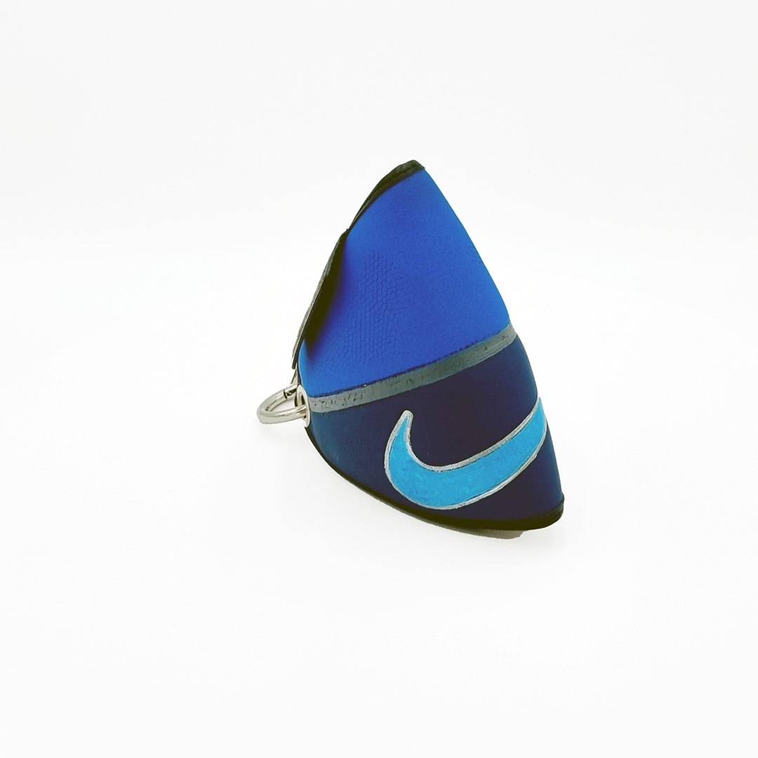 Mini Azul Nike, modelo M005, fotografiado sobre fondo blanco