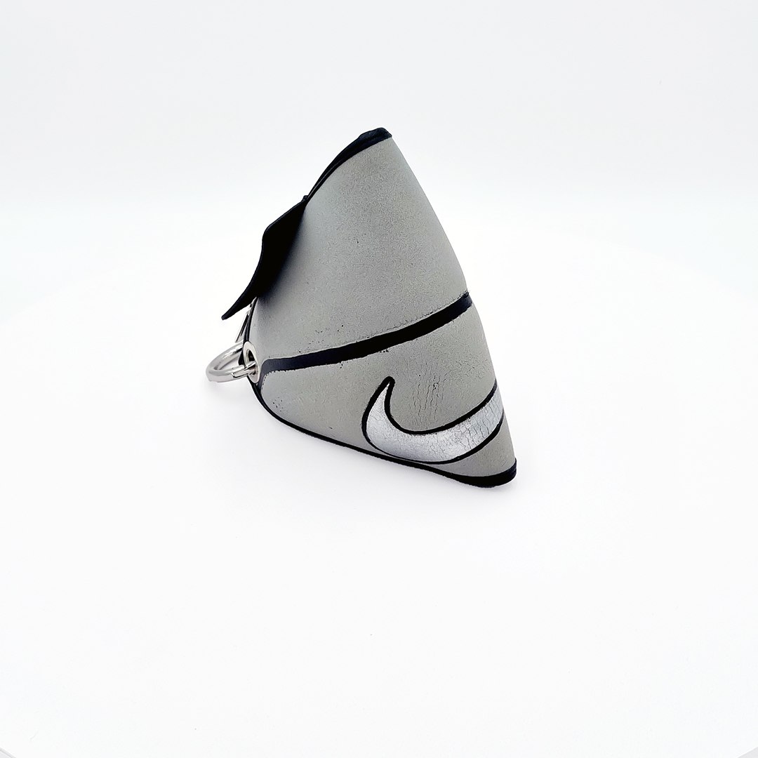 Mini Gris Nike, modelo M007, fotografiado sobre fondo blanco