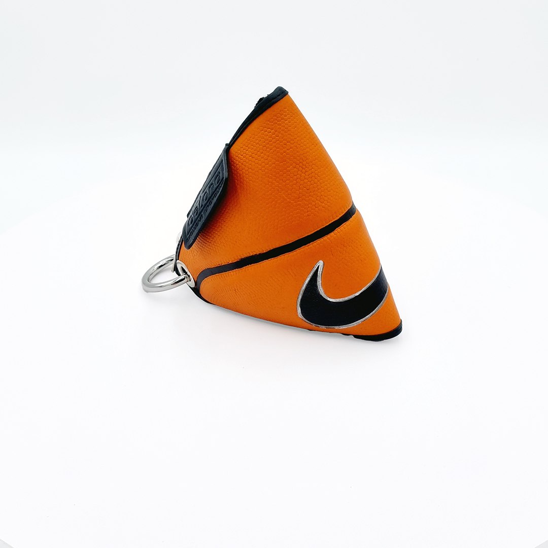 Mini Naranja Nike, modelo M009, fotografiado sobre fondo blanco