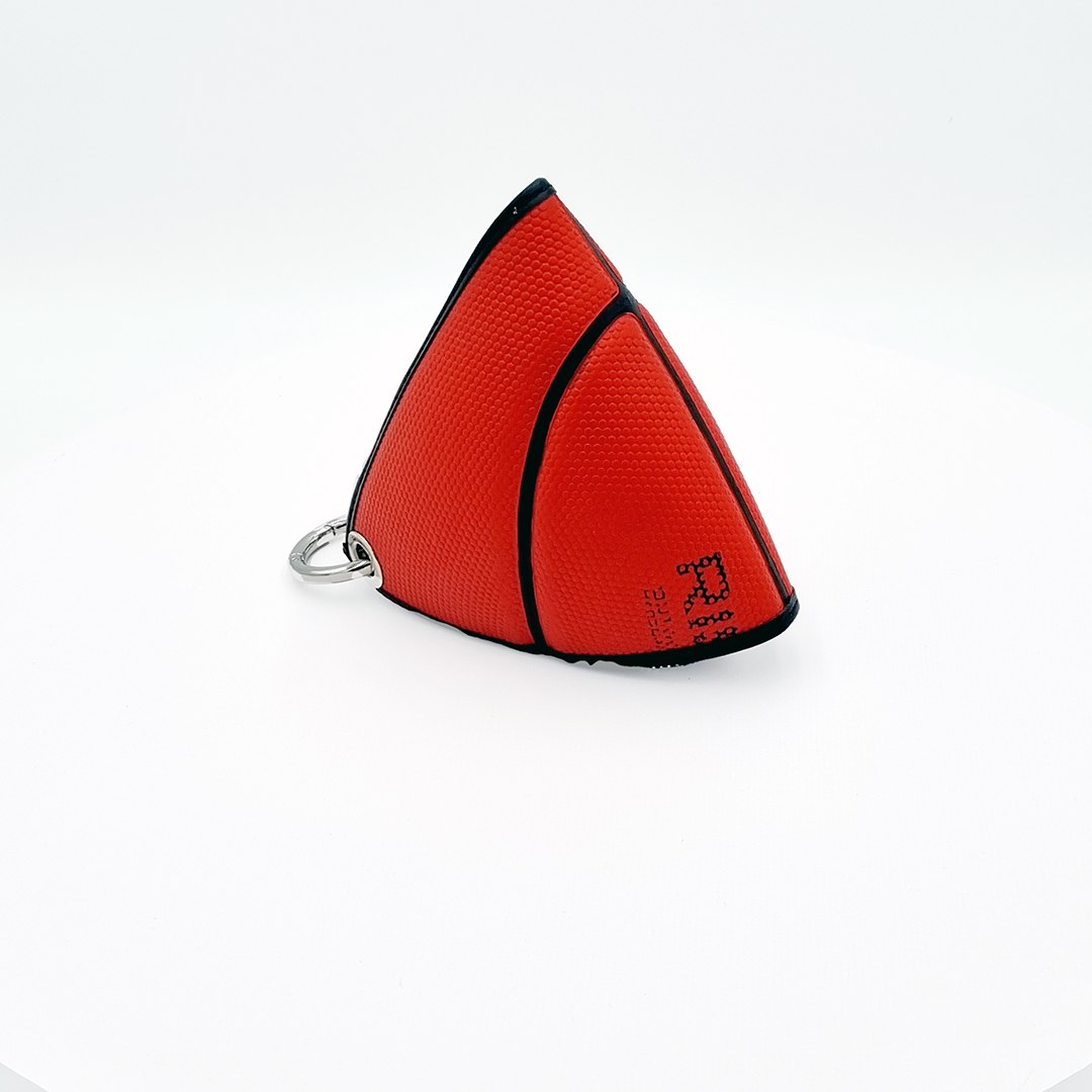 Mini Rojo, modelo M010, fotografiado sobre fondo blanco