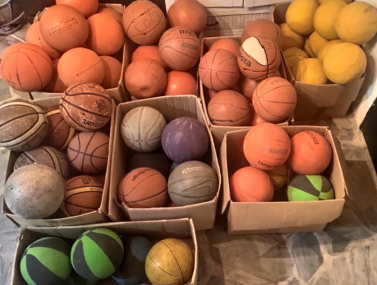 Balones usados seleccionados para su transformación en el taller de BallToBag