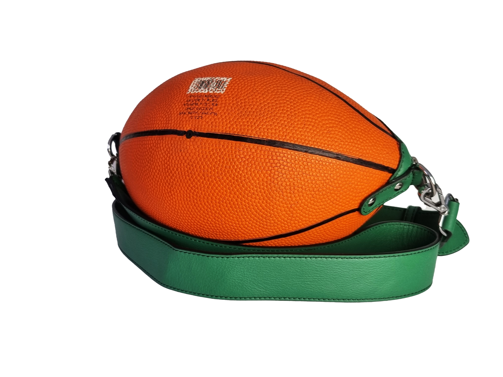 Reverso del bolso con la textura, líneas y marcas originales del balón recuperado